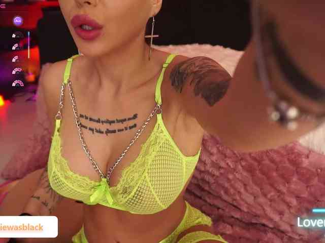 NaomyBlackBarbie webcam