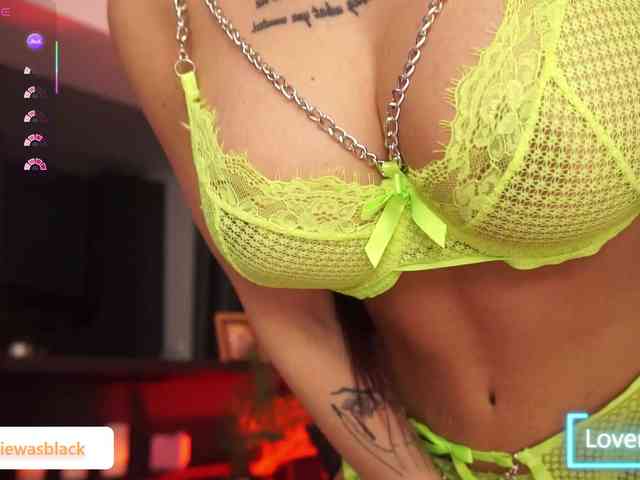 NaomyBlackBarbie webcam