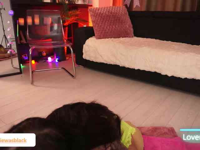 NaomyBlackBarbie webcam