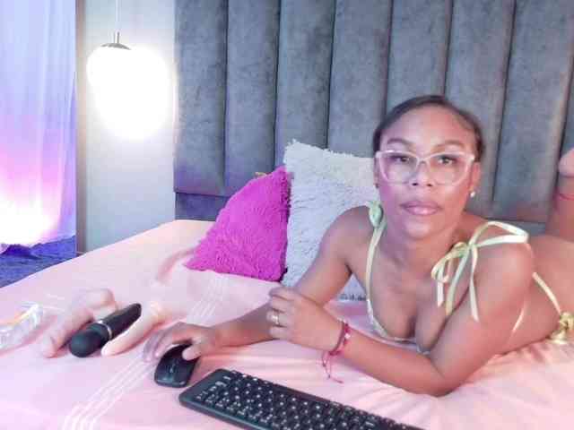 ErikaMoore Live Webcam on BongaCams