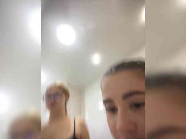 VikaAndMilana webcam