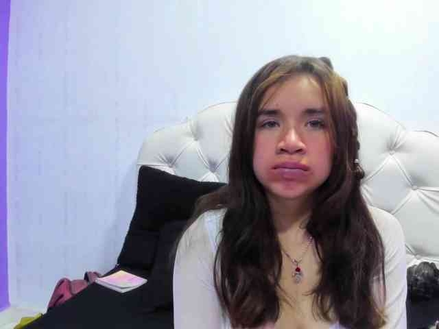 Hot-Barbie-Poku webcam