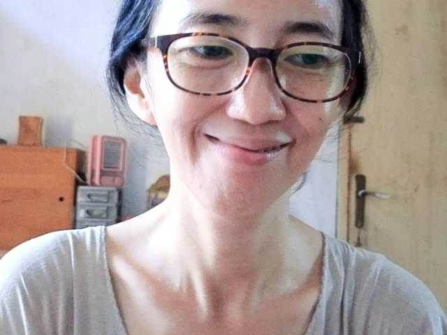 bee077's BongaCams show and profile