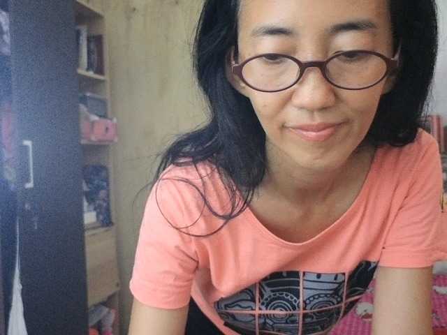 bee077's BongaCams show and profile