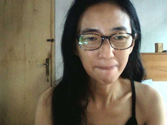 bee077's BongaCams show and profile