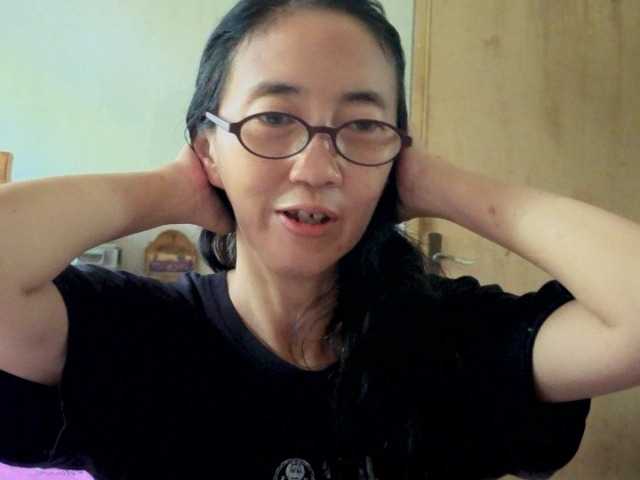 bee077's BongaCams show and profile