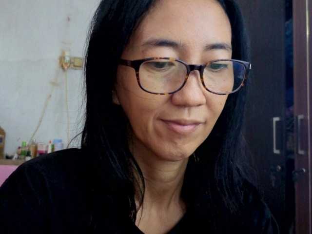 bee077's BongaCams show and profile