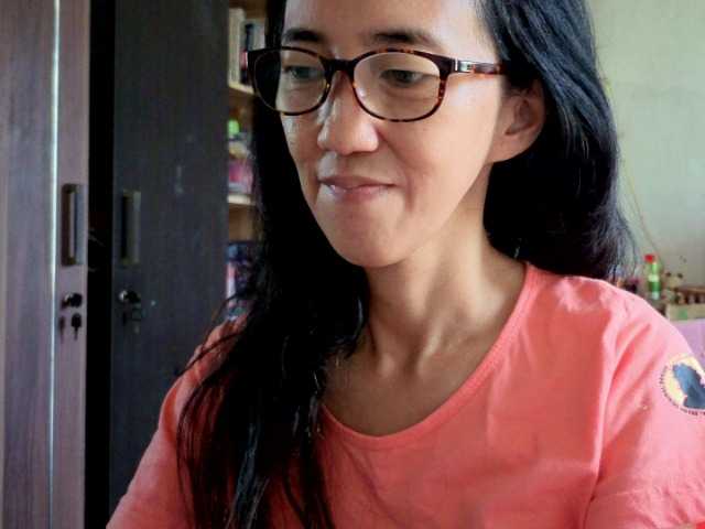 bee077's BongaCams show and profile