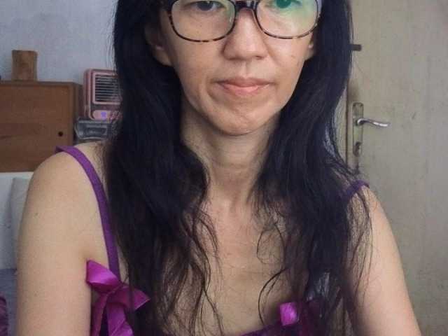 bee077's BongaCams show and profile