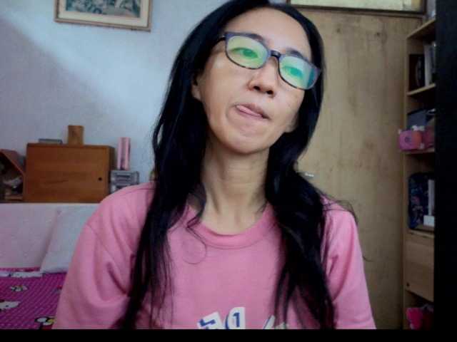 bee077's BongaCams show and profile