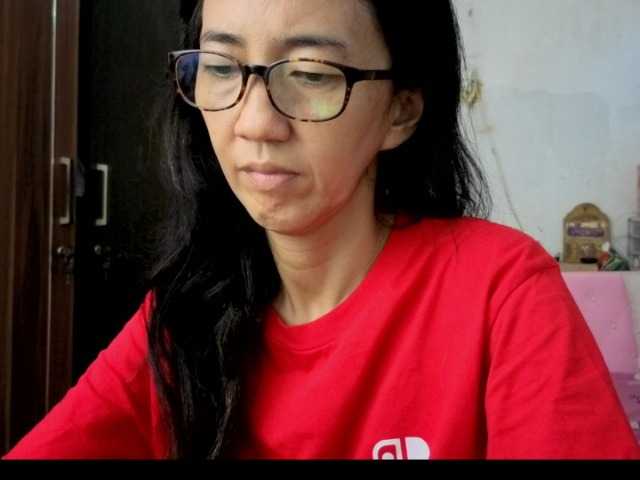 bee077 from BongaCams