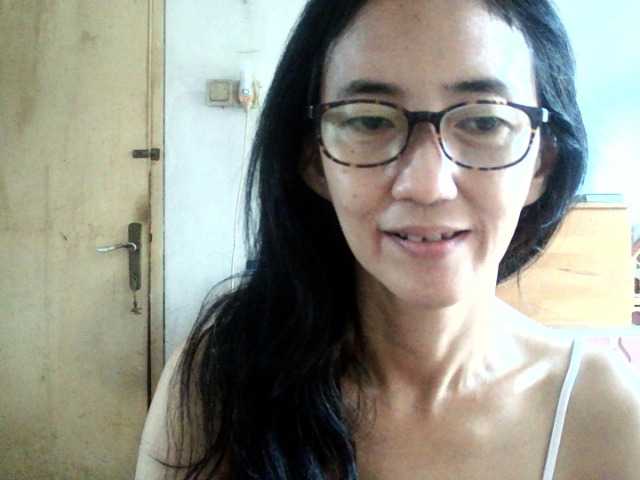 bee077's BongaCams show and profile