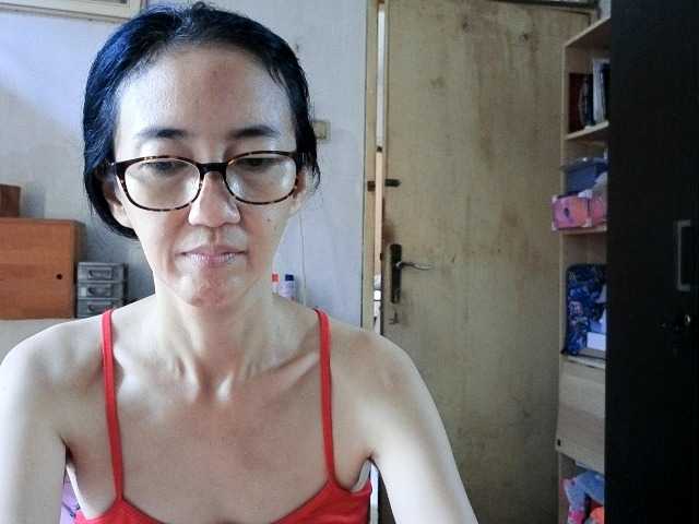 bee077's BongaCams show and profile