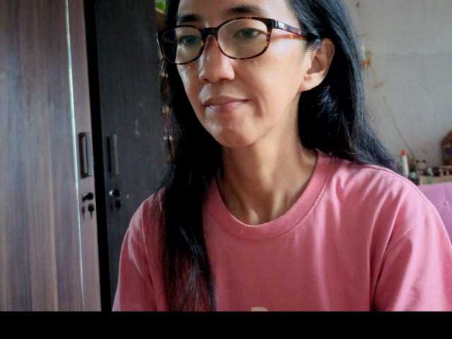 bee077's BongaCams show and profile