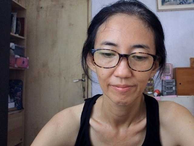 bee077's BongaCams show and profile