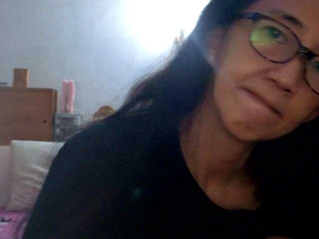 bee077's BongaCams show and profile