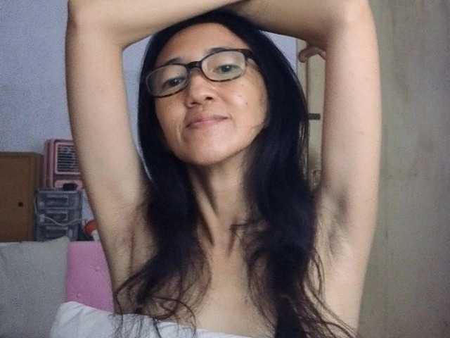 bee077's BongaCams show and profile