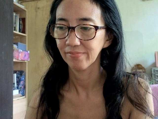 bee077's BongaCams show and profile