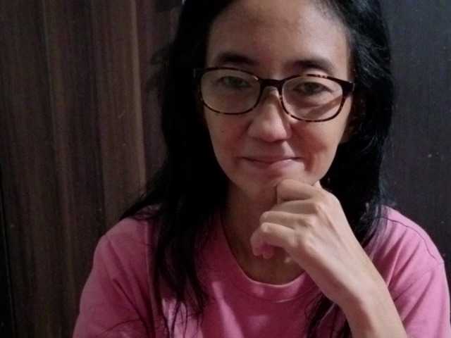 bee077's BongaCams show and profile