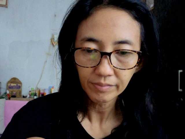 bee077's BongaCams show and profile