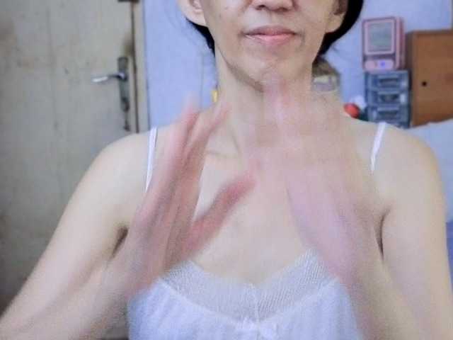 bee077's BongaCams show and profile