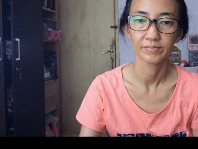 bee077's BongaCams show and profile