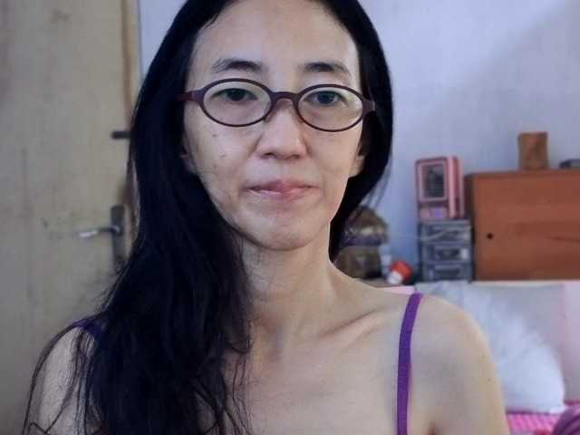 bee077's BongaCams show and profile