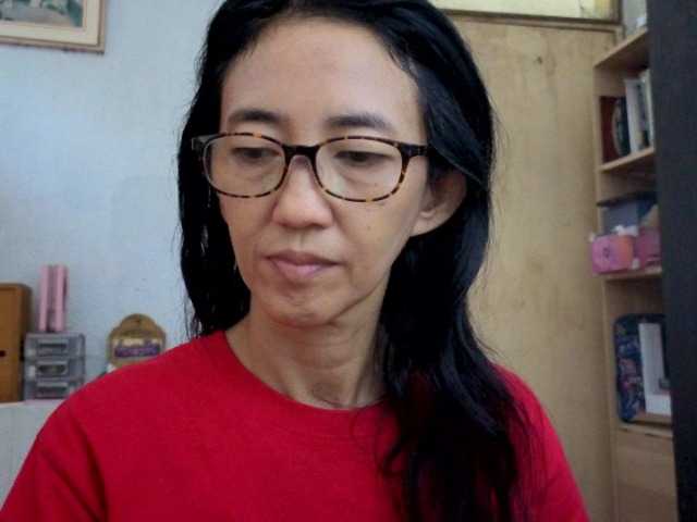 bee077's BongaCams show and profile