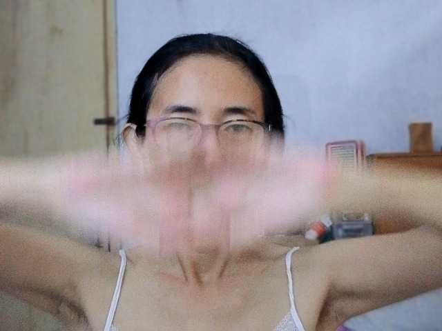 bee077's BongaCams show and profile