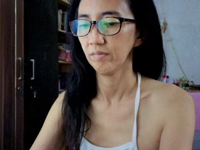 bee077's BongaCams show and profile