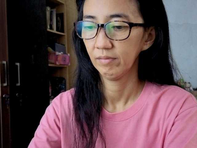 bee077's BongaCams show and profile