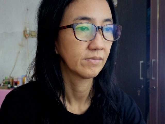 bee077's BongaCams show and profile