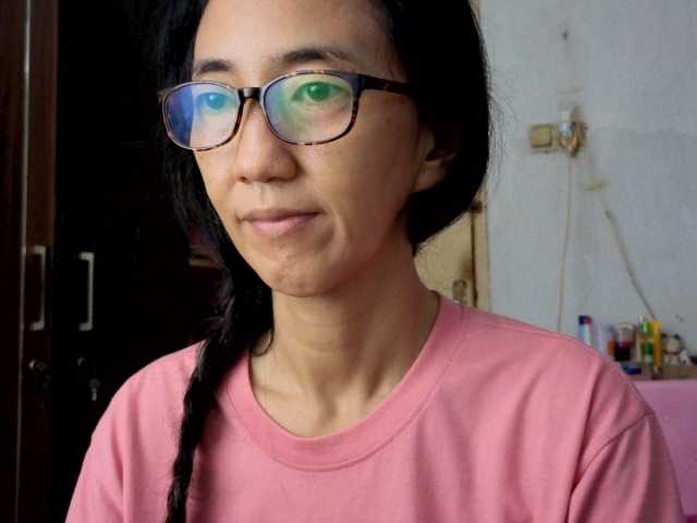 bee077's BongaCams show and profile