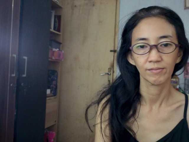 bee077's BongaCams show and profile