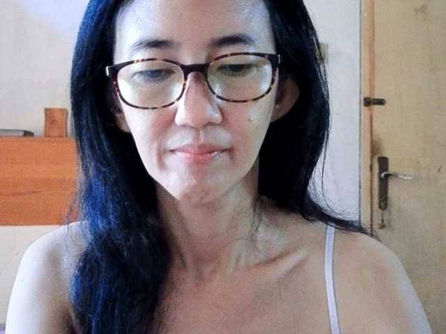 bee077's BongaCams show and profile