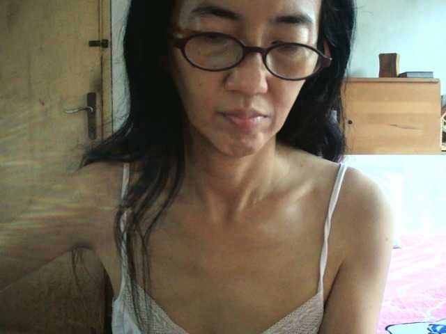 bee077's BongaCams show and profile