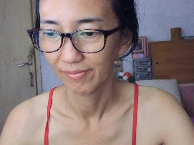 bee077's BongaCams show and profile