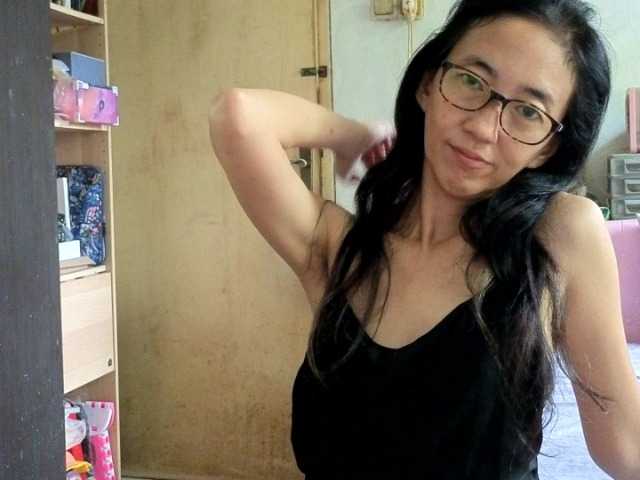 bee077's BongaCams show and profile