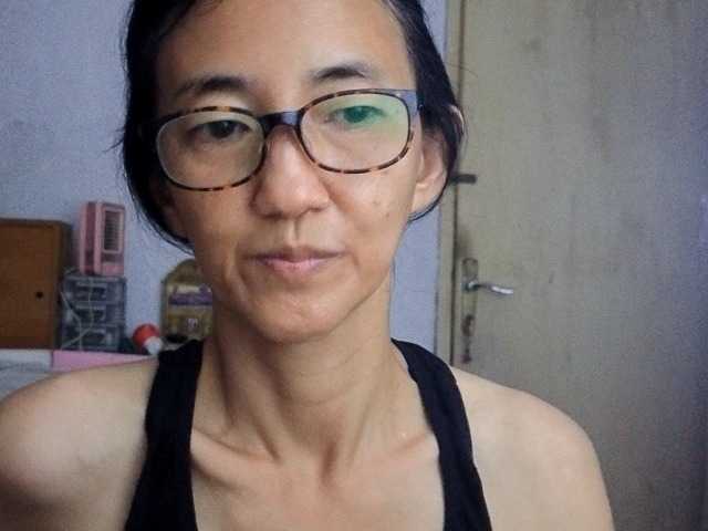 bee077's BongaCams show and profile