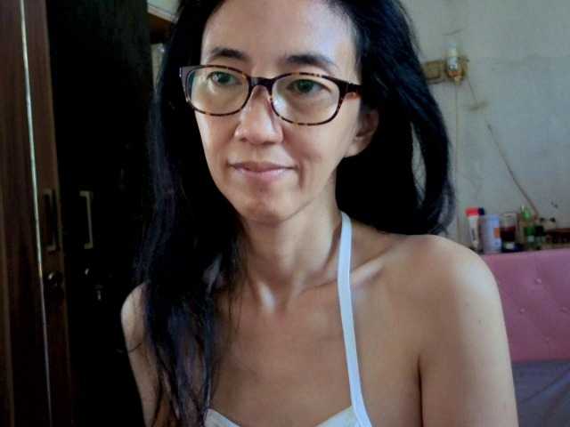 bee077's BongaCams show and profile