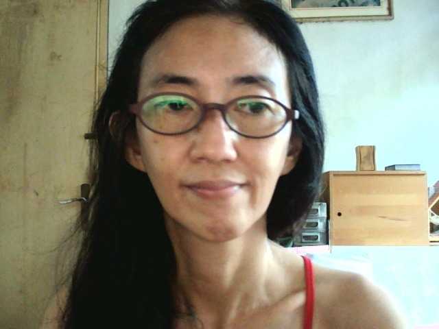 bee077's BongaCams show and profile