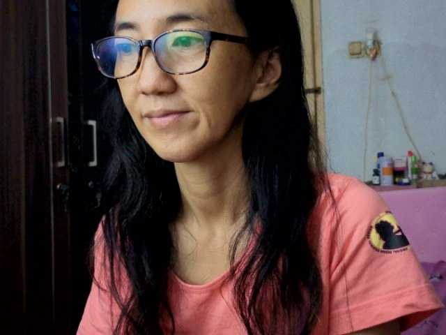 bee077's BongaCams show and profile