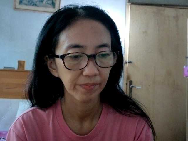 bee077's BongaCams show and profile