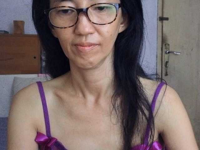 bee077's BongaCams show and profile