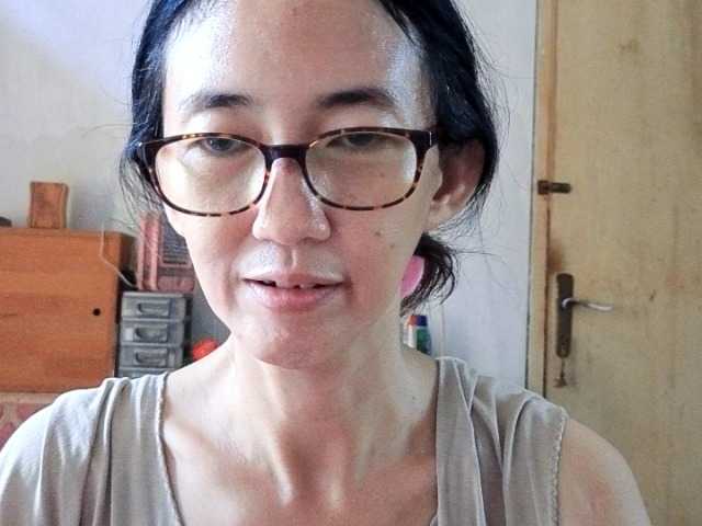 bee077's BongaCams show and profile