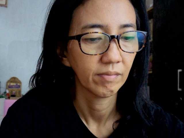 bee077's BongaCams show and profile