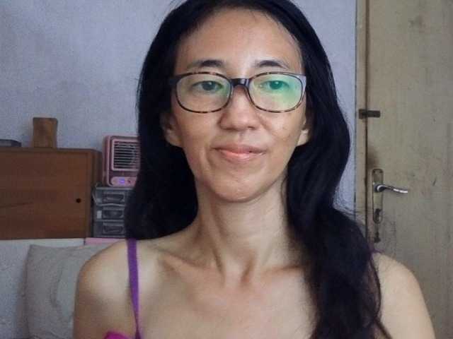 bee077's BongaCams show and profile