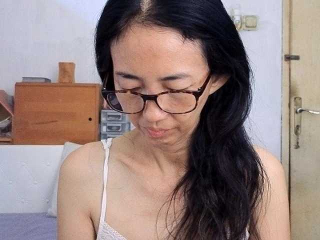 bee077's BongaCams show and profile