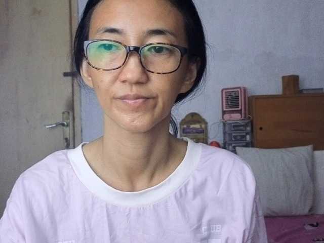 bee077's BongaCams show and profile