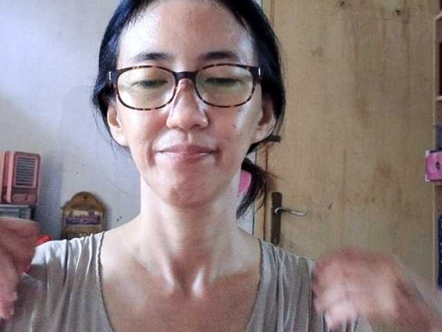 bee077's BongaCams show and profile